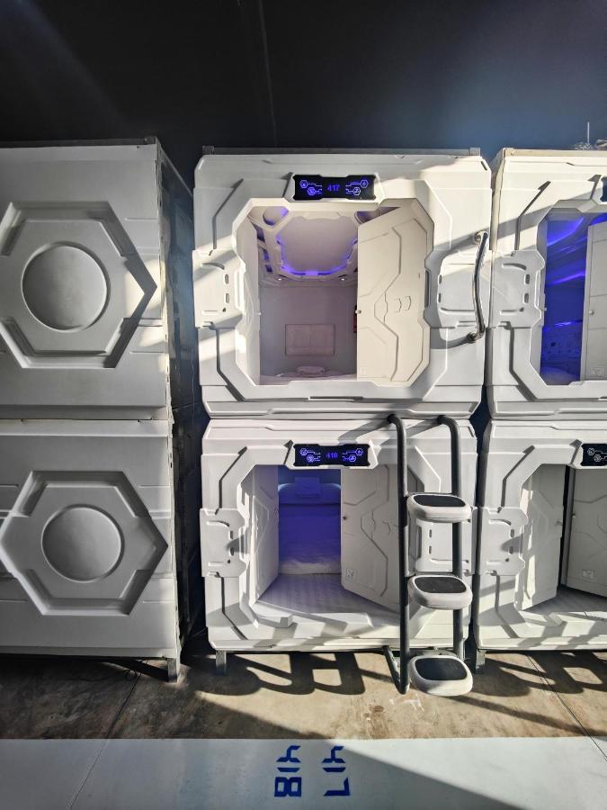 Met A Space Pod @Phrom Phong Banguecoque Exterior foto